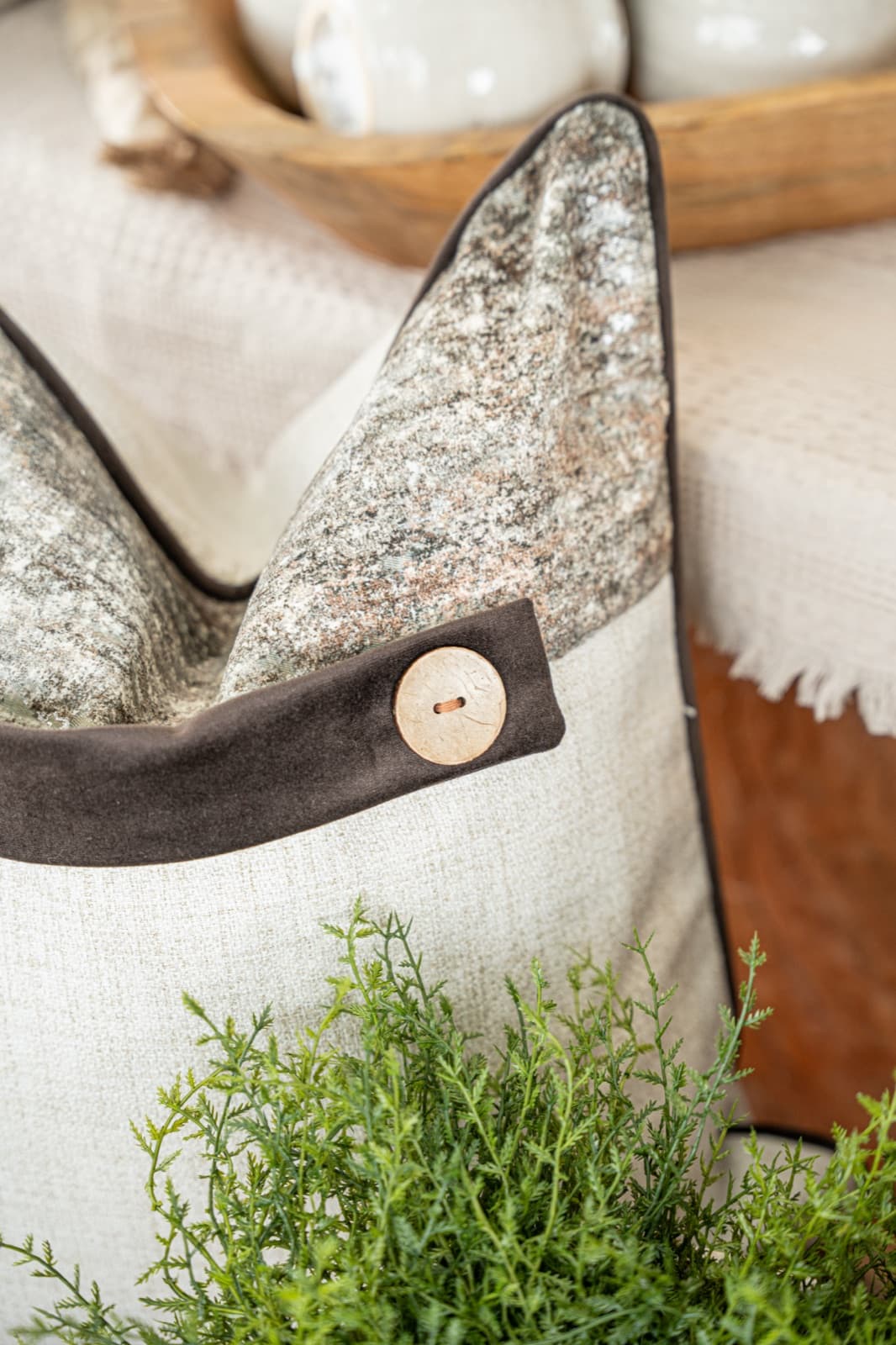 Cojín con estampado mineral y banda carbón con botón de madera